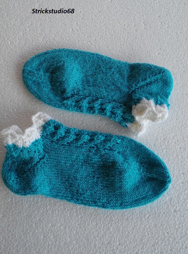 Handgestrickte Socken in türkis mit Lochmuster  Gr.36/37 und mit weißen Rand