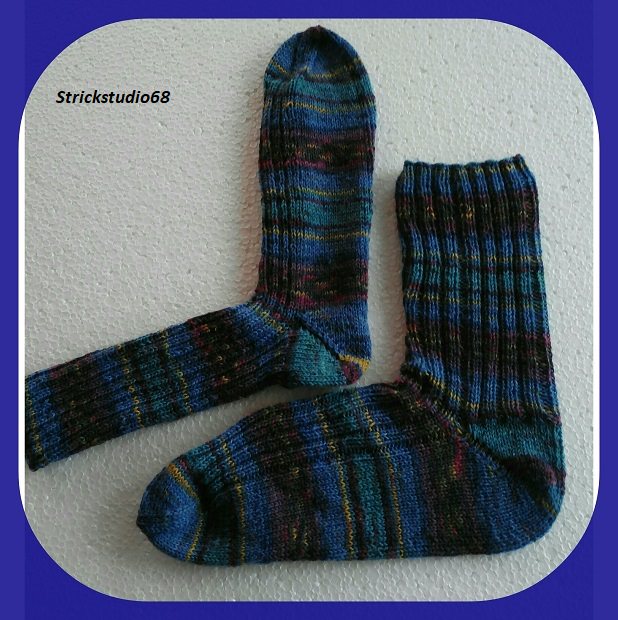  - Handgestrickte Socken in Gr. 40/41 -  in Blautönen - 3fädigen Garn - dünnere Socken