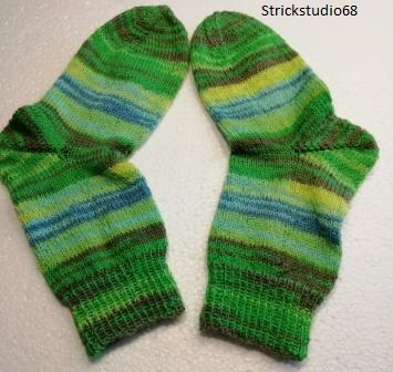  -  Socken in Farbverlaufsgarn gestrickt mit verschiedenen grüntönen, blau und grau in der Gr.36/37