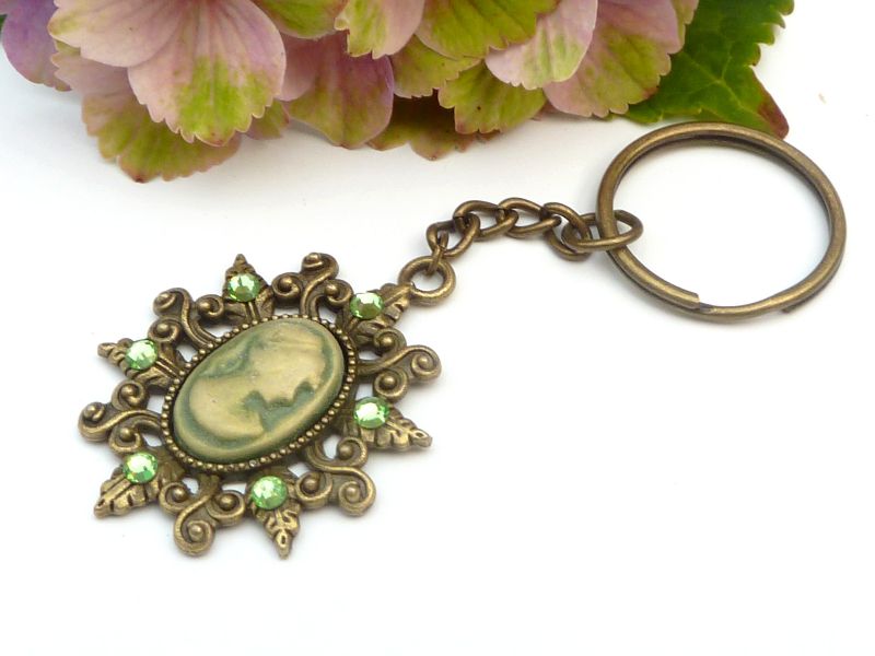  - Schlüsselanhänger im Barock Stil mit Kamee grün bronzefarben Mitbringsel Geschenkidee beste Freundin kleine Geschenke