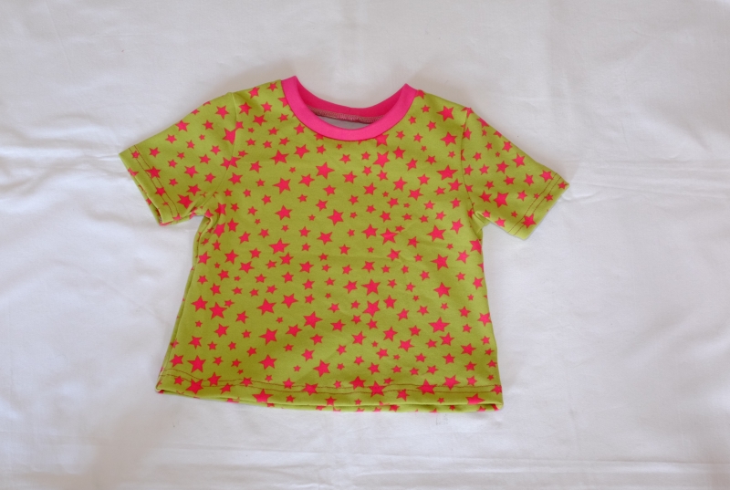  - Kurzarm-Shirt in der Farbe lemon mit Sternen in pink Gr. 86/92