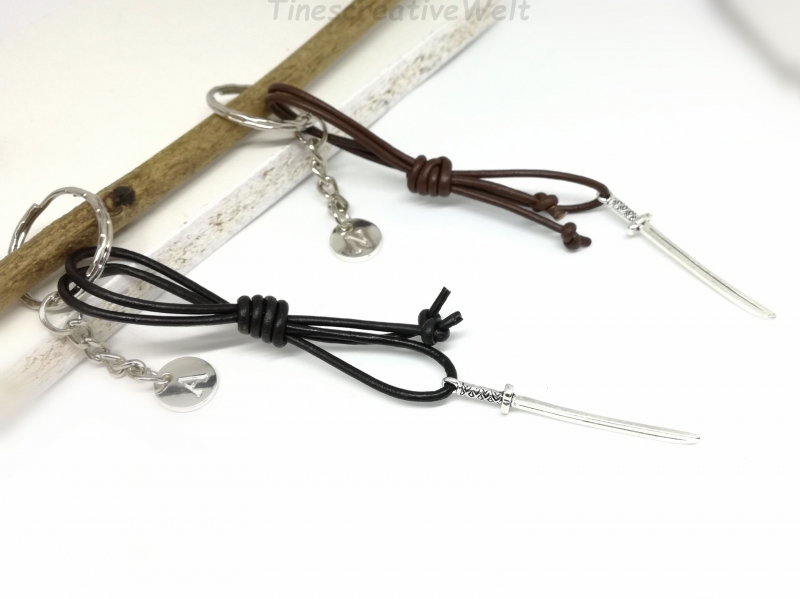  - Personalisierter Schlüsselanhänger Schwert 3D, Lederband, Initiale, Taschenanhänger, Anhänger, Geschenk für Männer