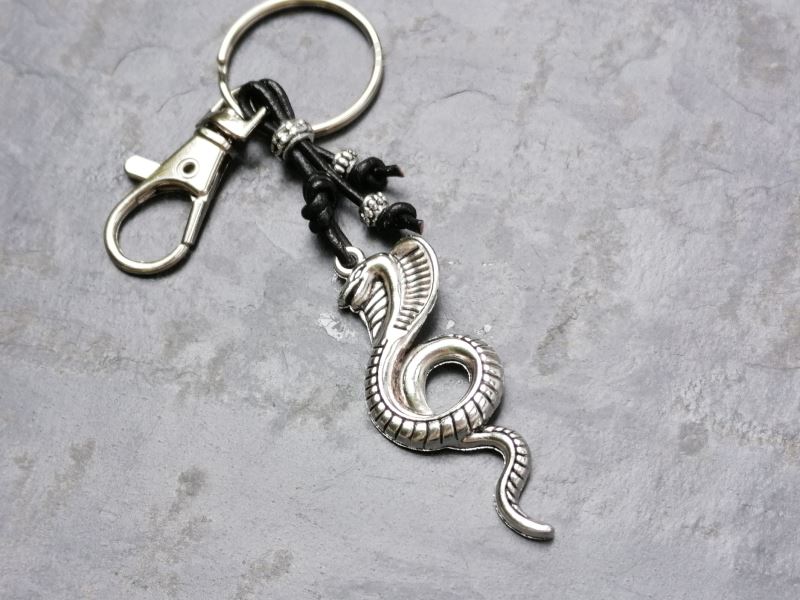  - Schlüsselanhänger, Kobra, Schlange, Reptil, Echtleder, Karabinerhaken, Geschenk für Männer