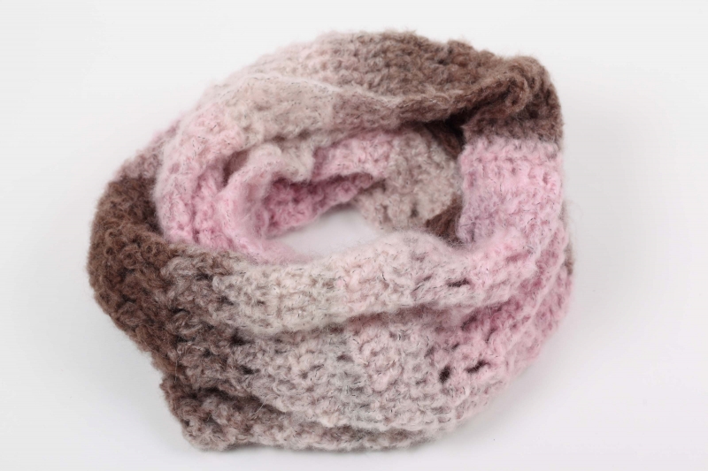 -  Häkelloop aus flauschiger Wolle mit Mohair- perfekt für die kalten Tage gehäkelt im Fantasiemuster 