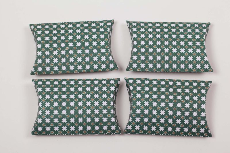  - 4 selbst gebastelte Pillow Boxen als Gastgeschenk/Geldgeschenk -Verpackung aus Motivkarton 270 gr 