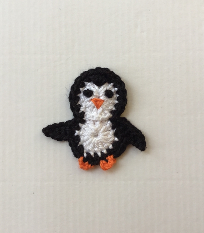  - Aufnäher Kleiner Pinguin, von Hand gehäkelt 