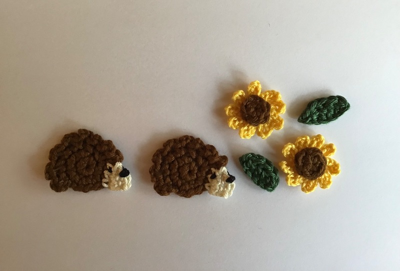  - Häkelapplikation Set Sonnenblumen mit kleinen Igelchen, Handarbeit
