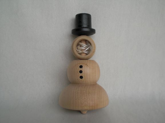  - Ein Schneemann-Schnurkreisel aus Holz, gedrechselt, kaufen