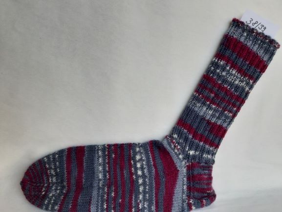  - handgestrickte warme Socken in Gr. 38/39, in grau/aubergine gestreift, kaufen  