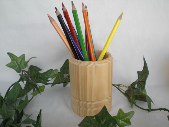  - Stiftebecher aus Holz, gedrechselt incl. 12 Buntstiften, Handarbeit kaufen