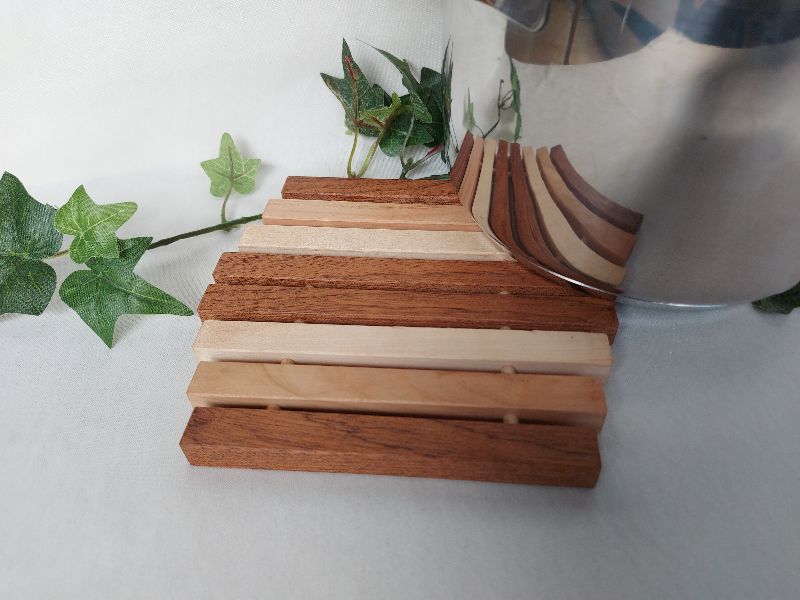  - Kleiner Holz-Topfuntersetzer, in Handarbeit hergestellt praktisch und formschön aus drei versch. Holzarten