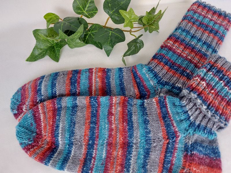  - handgestrickte Socken in Gr. 40/41 rot, blau und grau gestreift, kaufen   