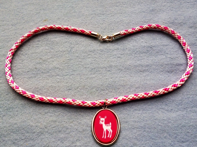  - Handgeflochtene Halskette für Mädchen in rosa-pink  mit Bambi-Anhänger 