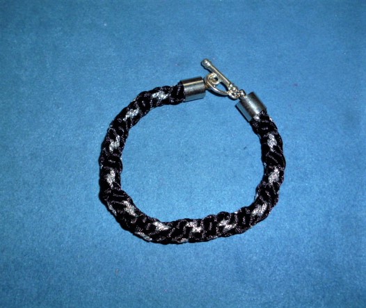  - Handgeflochtenes Armband nach der japanischen Flechtkunst Kumihimo aus Satin- und Glitzerkordel - Geschenk für Mädchen und Frauen                                        