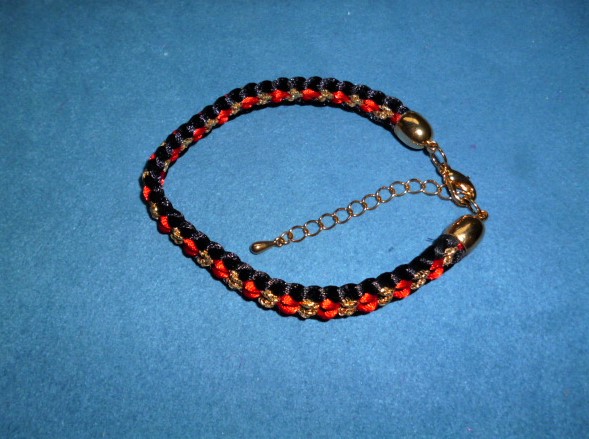  - Handgeflochtenes Armband nach der japanischen Flechtkunst Kumihimo aus Satin- und Glitzerkordel - Geschenk für Mädchen und Frauen -