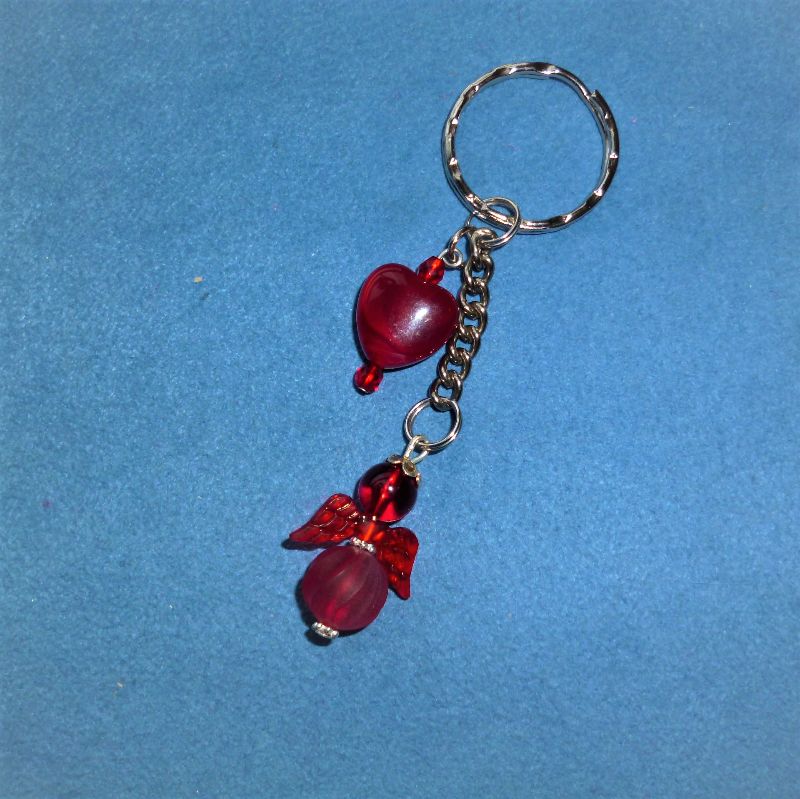  - Handgefertigter  Schlüsselanhänger  mit  rotem Herz und rotem Engel zum Valentinstag  