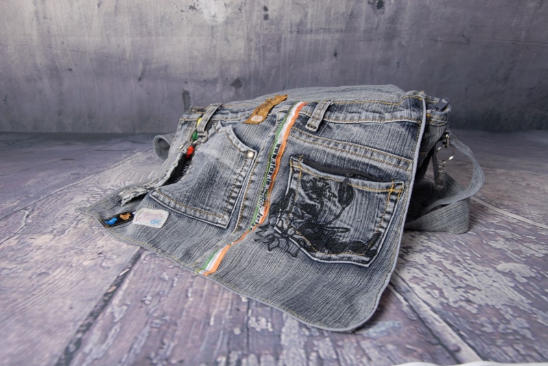  - Upcycling ★ schwarzgraue Jeans HosenTasche mit Überschlag ★ Unikat