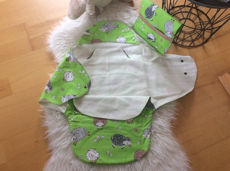  - Praktische Baby Einschlagdecke mit passender Wickeltasche