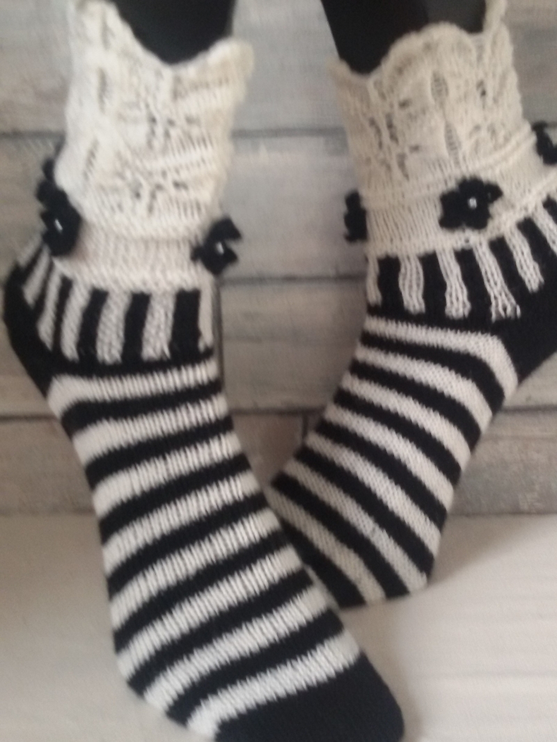  - handgestrickte Socke , Romanze,Schwarz/Weiß, Gr.40/41 Lochmuster, Häkelblümchen mit Perle