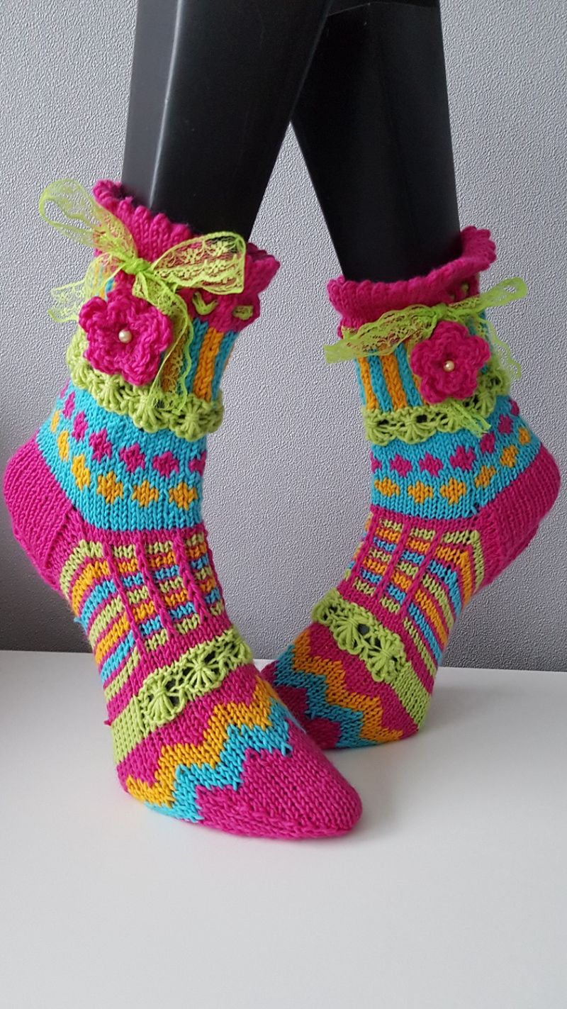  - handgestrickte Socke Fashion, Gr.38/39  Farb und Mustermix ,Pink/Türkis/Gelb/Grün, Häkelblüte, Spitzenband  