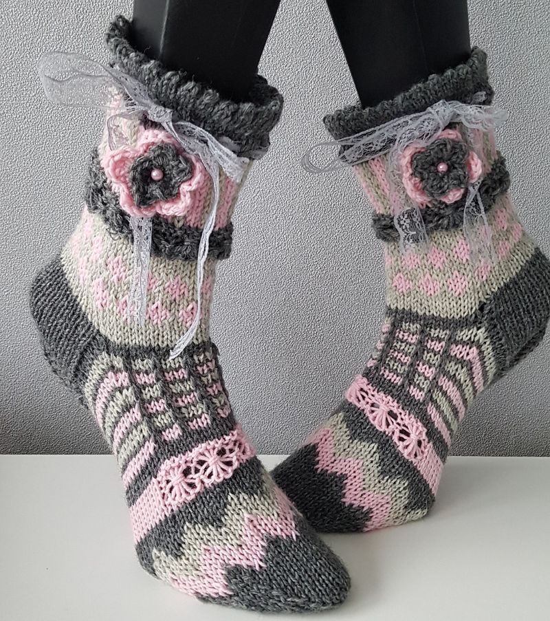  - handgestrickte Socke Fashion, Gr 36/37  Farb und Mustermix ,Grautöne/ Rosa, Häkelblüte, Spitzenband   