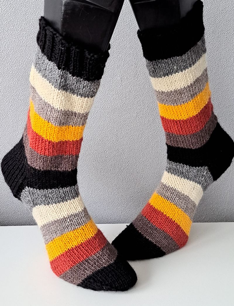  - handgestrickte dicke Socken Regenbogen Bär , Gr.44/45 , Schwarz/ Bunt  