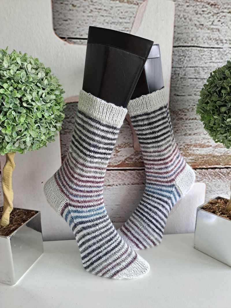  - handgestrickte Socke , Model Happy Stripes, Gr.40/41 Weiß/ Bunt