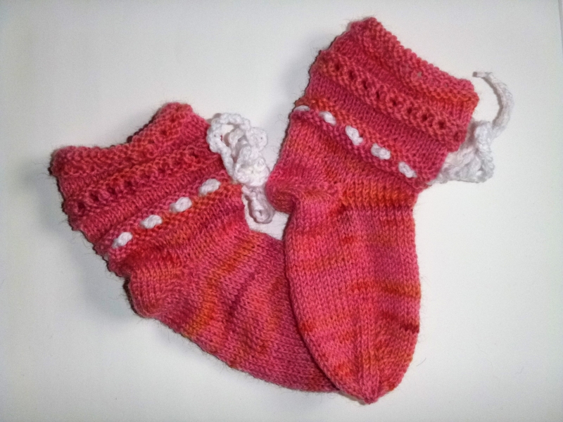  - Handgestrickte Baby-Socken mit Binde-Band in rosa 16/17