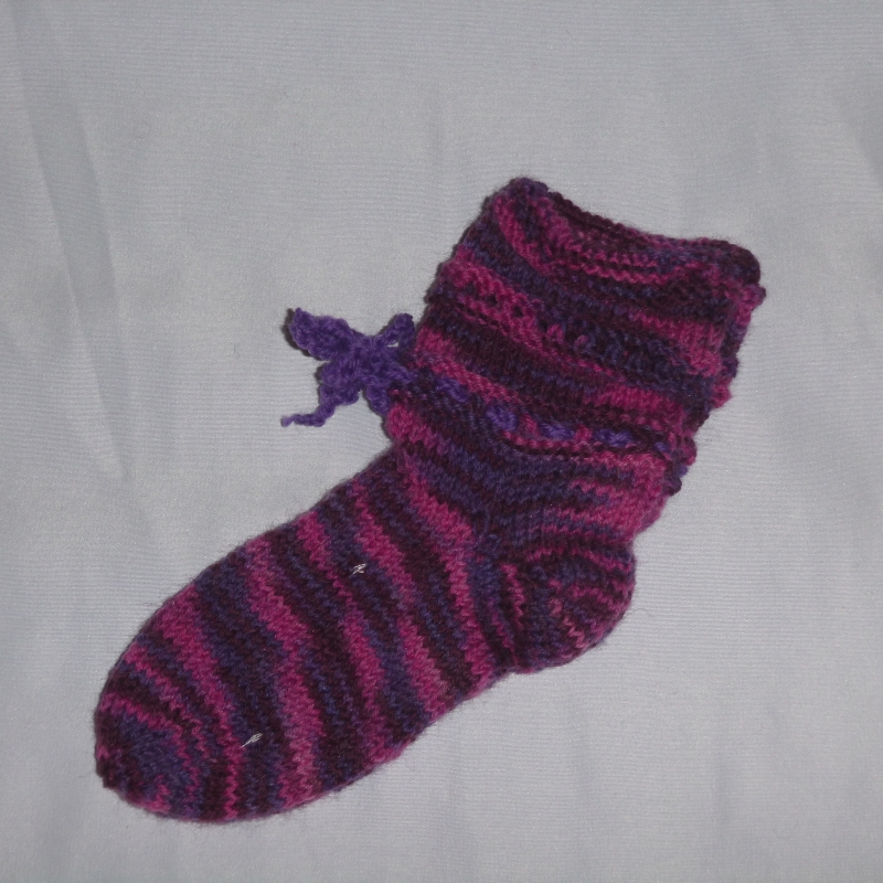  - handgestrickte Baby-Socken mit Binde-Band in lila-pink 18/19