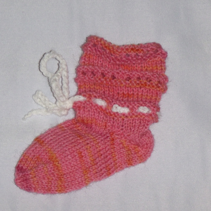  - Handgestrickte Baby-Socken mit Binde-Band in rosa 14/15