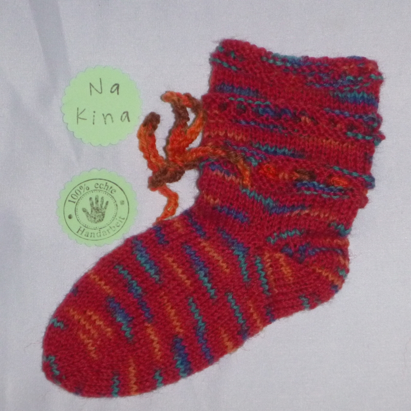  - handgestrickte Baby-Socken mit Binde-Band in  rot 18/19