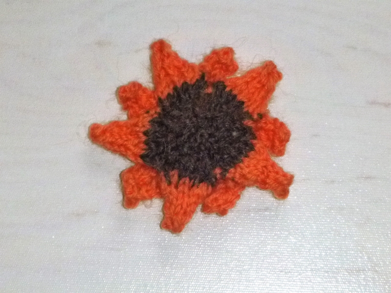  - handgestrickter Kühlschrankmagnet in Form einer Sonnenblumenblüte orange