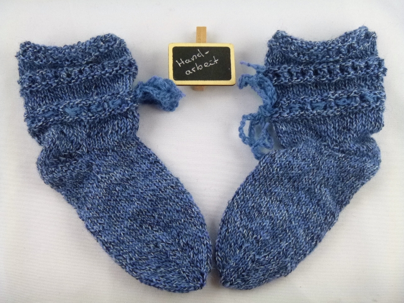  - Handgestrickte Babysocken mit Bindeband in jeansblau (Größe 18/19) kaufen