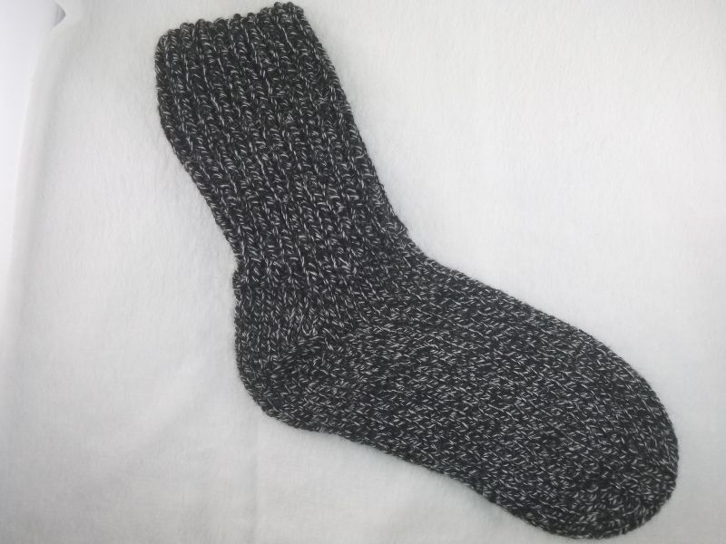  - Handgestrickte extra dicke Socken in schwarz/ weiß meliert Größe 38/39