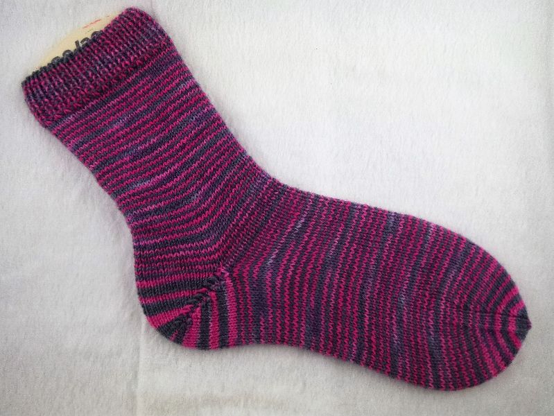  - handgestrickte Ringelsocken aus handgefärbter Sockenwolle grau/pink in Größe 38/39