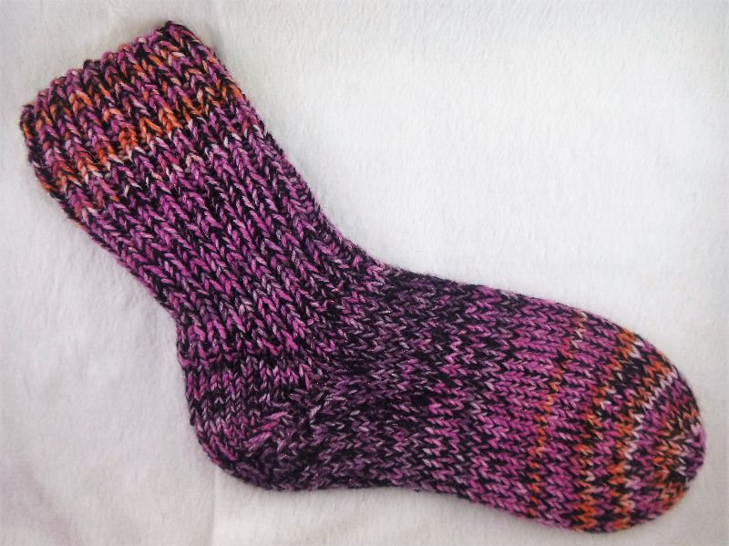  - Handgestrickte extra dicke Socken in Größe 38/39 lila/schwarz mit Glitzer