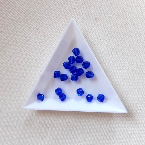  - Perlenschale weiß aus Kunststoff für Einsammeln von Perlen, Dreieckschale