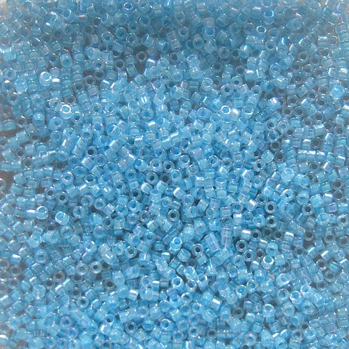  - 5 gr. Miyuki Delica, Zylinderperlen, lined sky blue AB, zartes hellblau mit AB Beschichtung, zum Herstellen gefädelter oder gehäkelter Schmuckstücke aus Glasperlen 