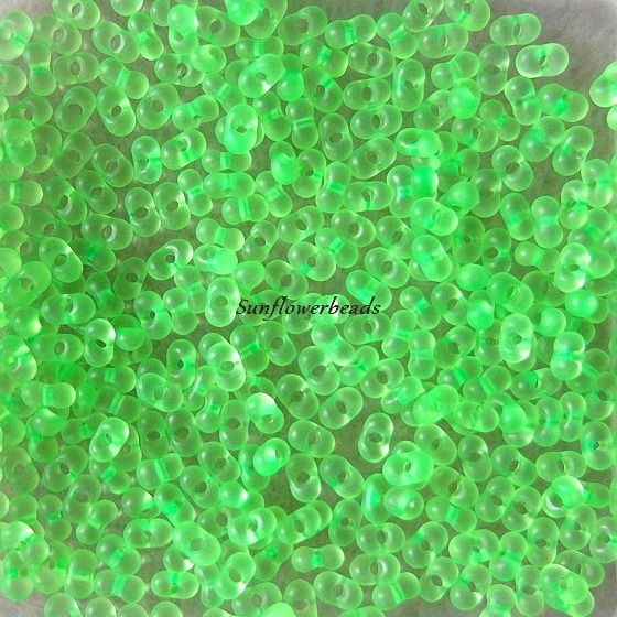  - 20 Gramm Farfalle Perlen, 2 x 4 mm - neon grün, Schmetterlingsperlen, böhmische Glasperlen 