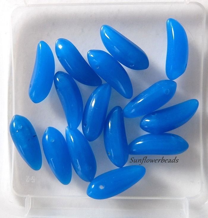  - 20 böhmische Glasperlen, Banana beads - hellblau alabaster 