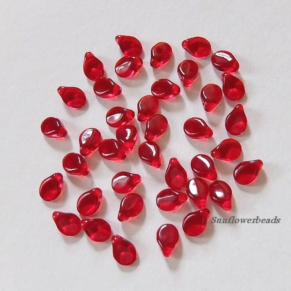  - 50 Blütenblätter, Preciosa Pip beads - rot, siamrot