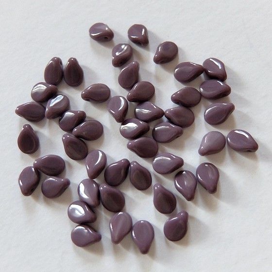  - 50 Blütenblätter, Preciosa Pip beads - purple opak, lila opak