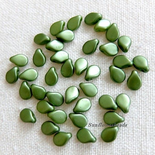 - 50 Blütenblätter, Preciosa Pip beads - pastell olivine