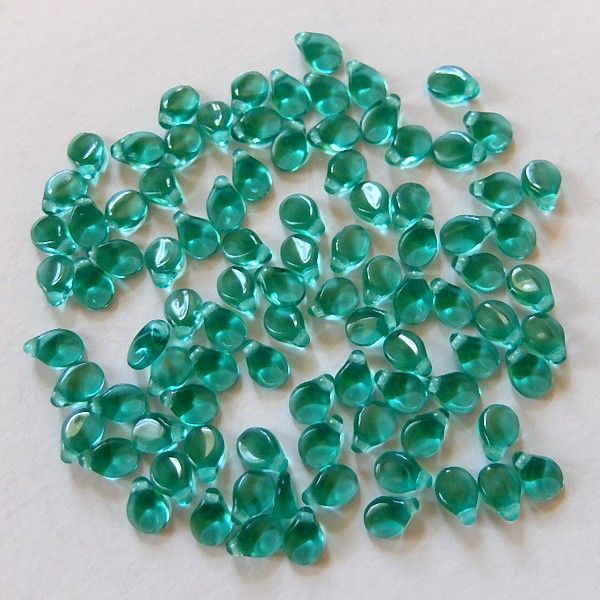  - 50 Blütenblätter, Preciosa Pip beads - emerald, grün