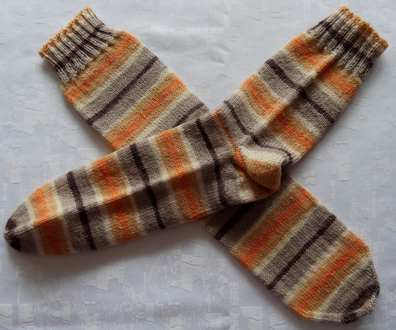  - handgestrickte Socken Gr. 44/45 in beige/orange gestreift