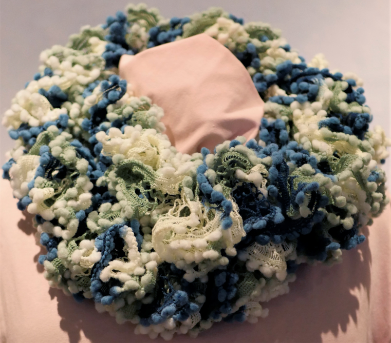  - lustiger Loop-Schal mit Pompons in Blau / Weiß