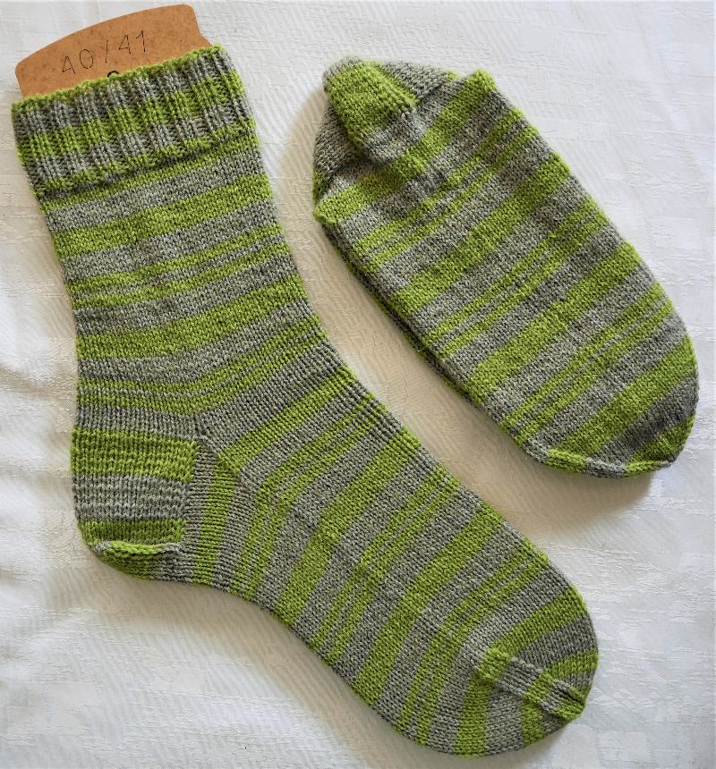  - handgestrickte Socken Gr. 40/41 in grün-grau-gestreift