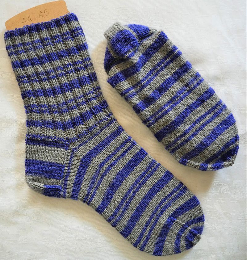  - handgestrickte Socken Gr. 44/45 in lila-grau-gestreift