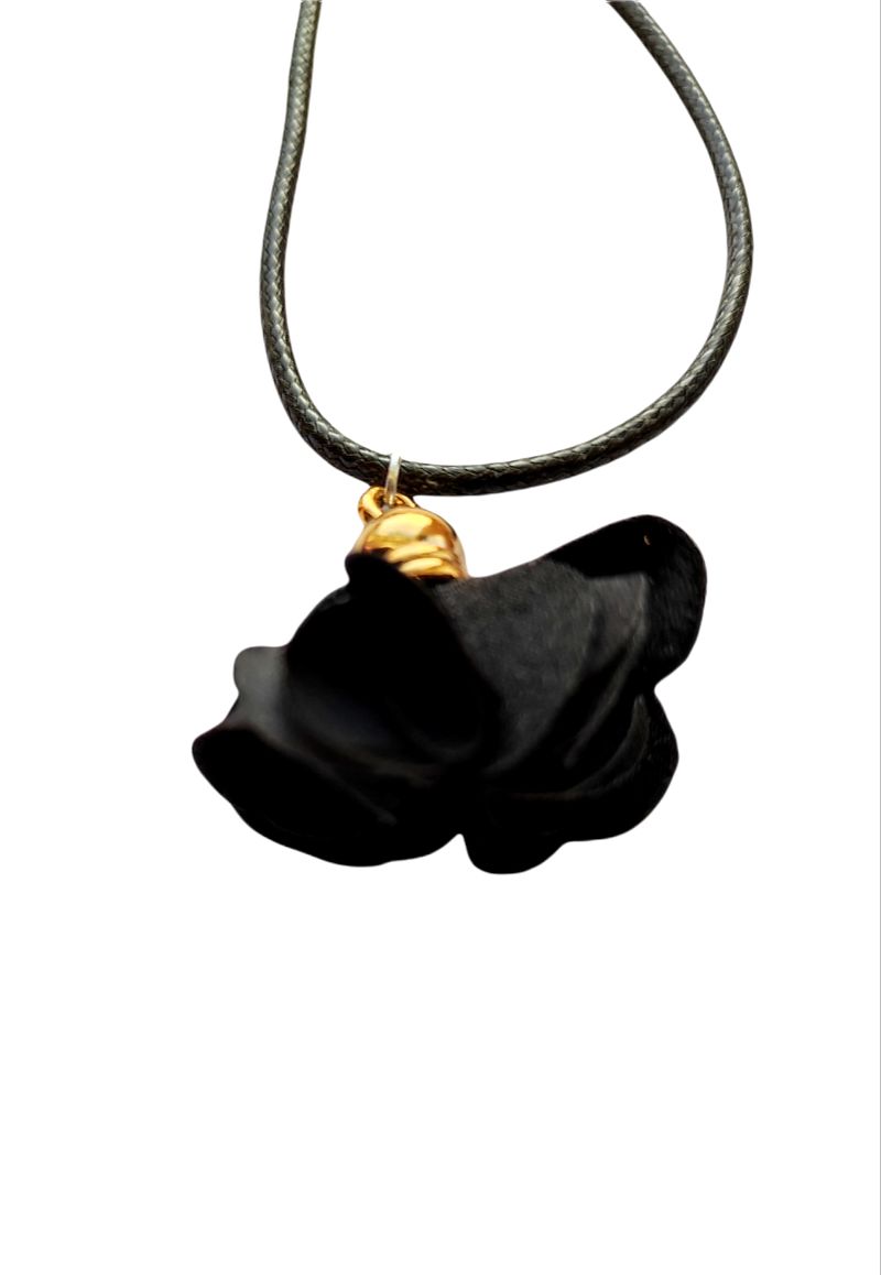  - Halskette mit schwarzem Blumenanhänger mit geflochtenem schwarzem Lederband mit längenverstellbarem Verschluss 