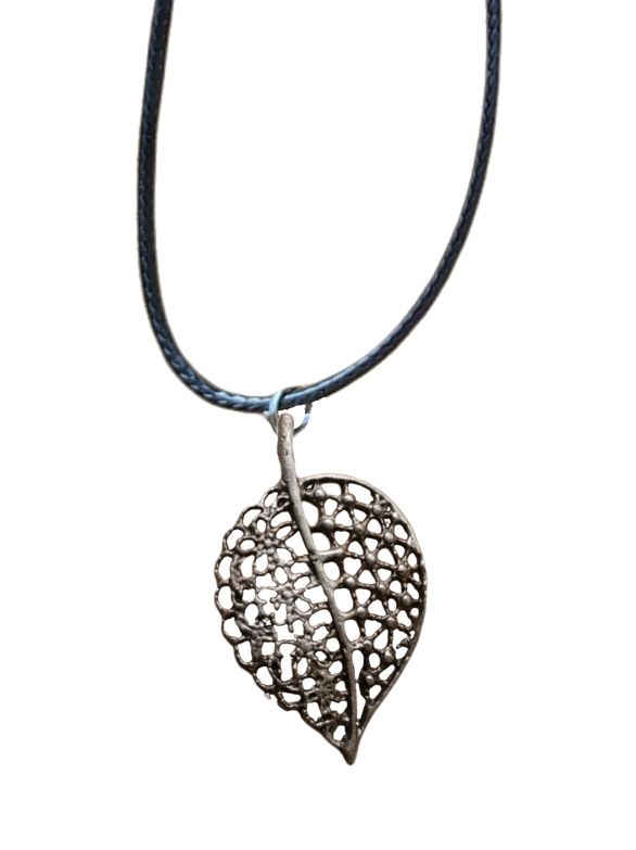  - Halskette mit silbernem Holzanhänger mit geflochtenem schwarzem Lederband mit längenverstellbarem Verschluss 
